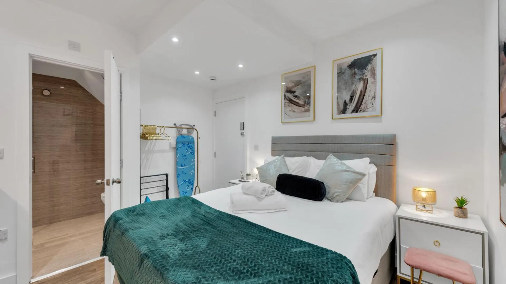 Micro Chic, Tiny Studio With Functional Desk Hanwell Apartment