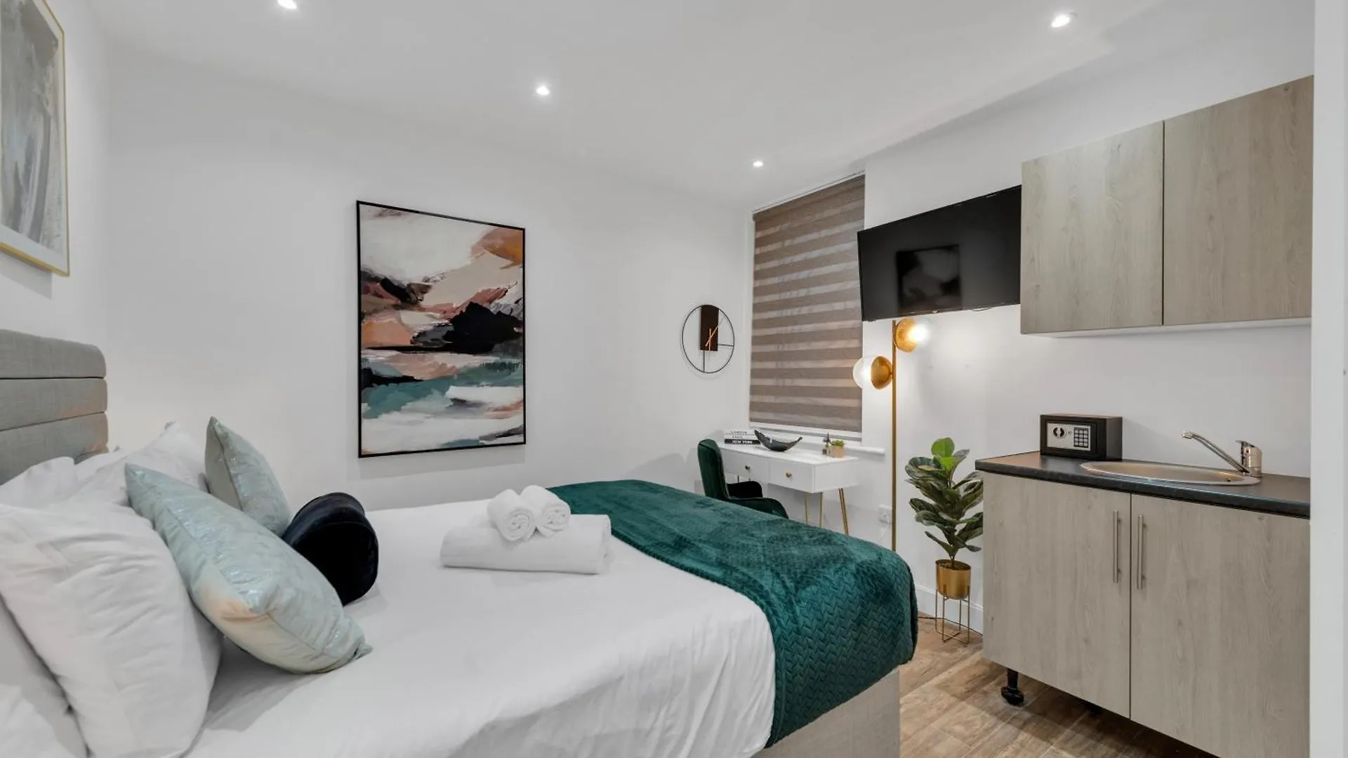 Apartment Micro Chic, Tiny Studio With Functional Desk Hanwell